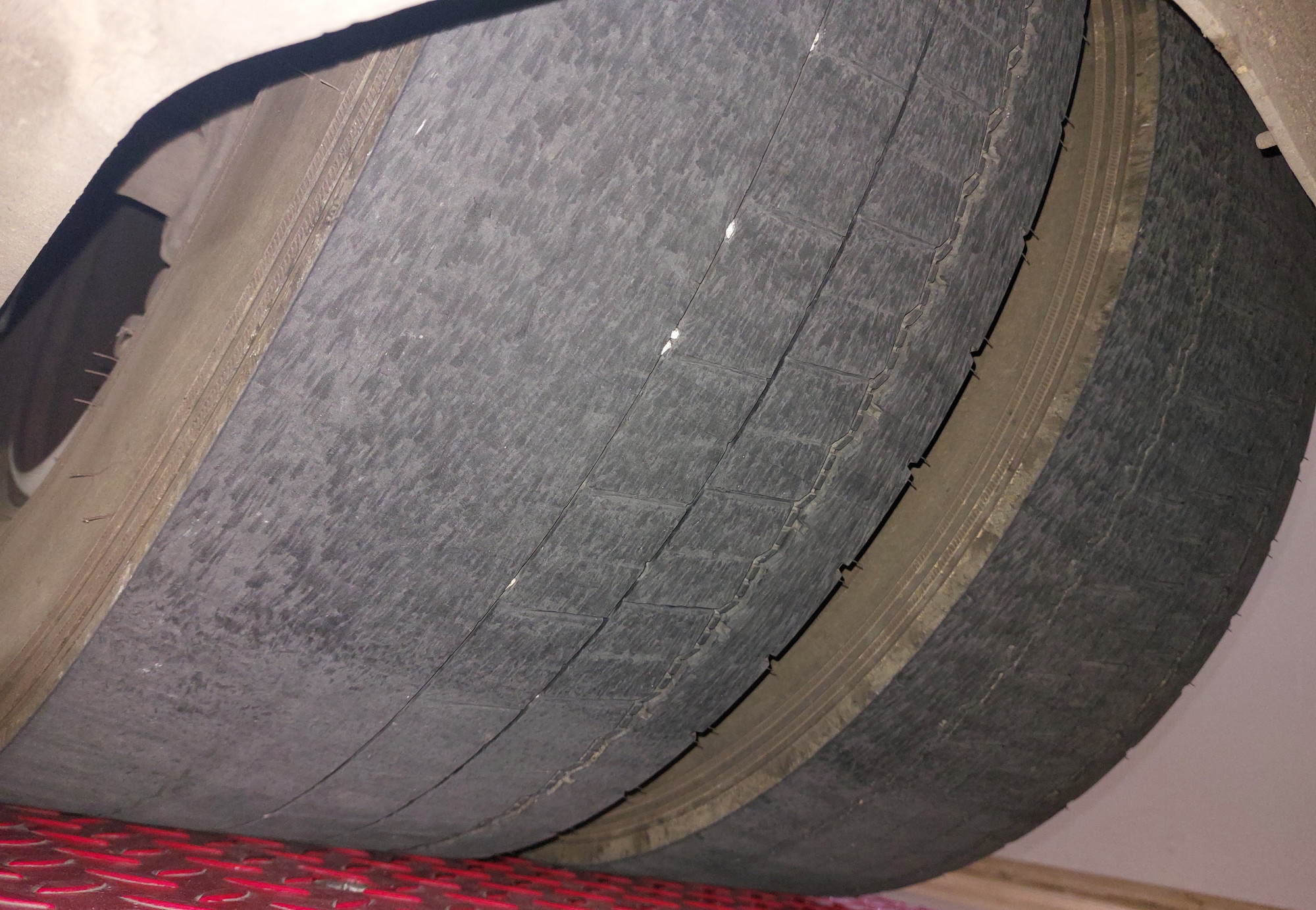 pnevmatika-brez-globine-profila__FitMaxWzIwMDAsMjAwMCwiMDQwMGFlMTljNyJd