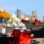 Pravna služba DZ predlaga zavrženje zahteve MOL glede pokopa žrtev na Žalah