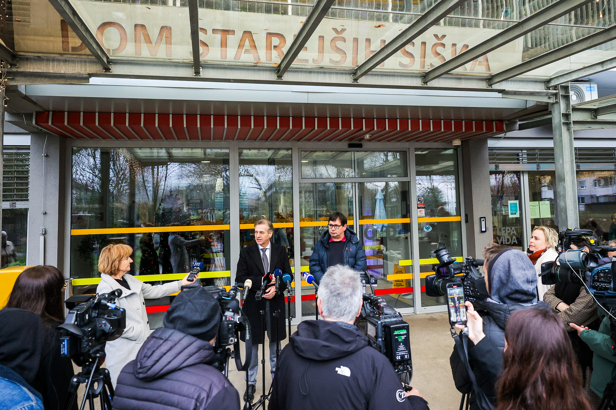 54964512162_0d4663fcce_k Predsednik vlade Robert Golob je obiskal Dom starejših občanov Šiška Foto: Daniel Novakovič / STA