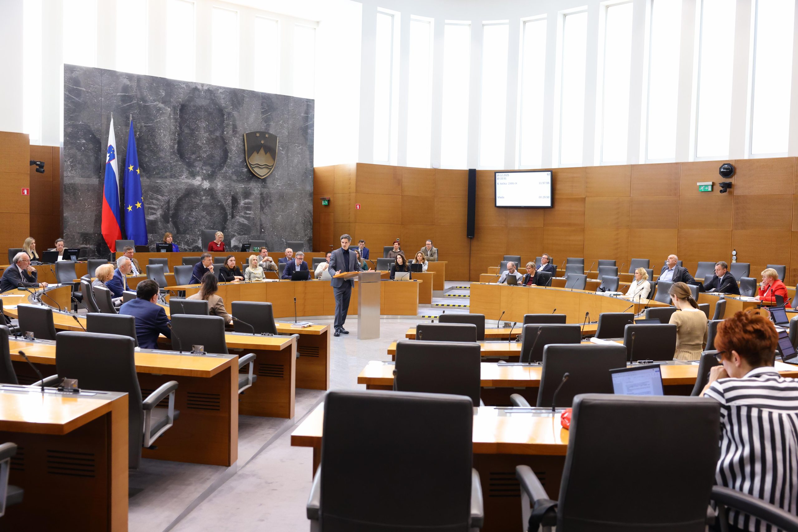 Poslanke in poslanci na 127. izredni seji Državnega zbora. Foto- Matija Sušnik