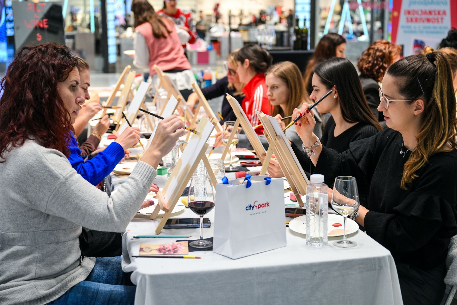 Četrtkovo nakupovalno popoldne so v naši največji nakupovalni destinaciji obogatili z druženjem, kreativnostjo in kozarcem dobrega vina. Foto Robert Krumpak