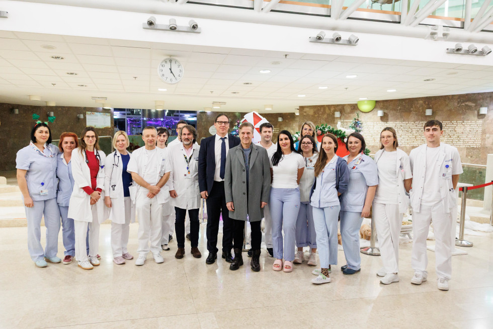 Obisk-PV-v-UKC-Ljubljana_31122025__FitWzk4MCw5ODAsIjZmNjk4ZGU5YzQiXQ https://www.gov.si/novice/2025-12-31-premier-dr-golob-je-obiskal-ukc-ljubljana-onkoloski-institut-in-gasilsko-brigado-ljubljana/