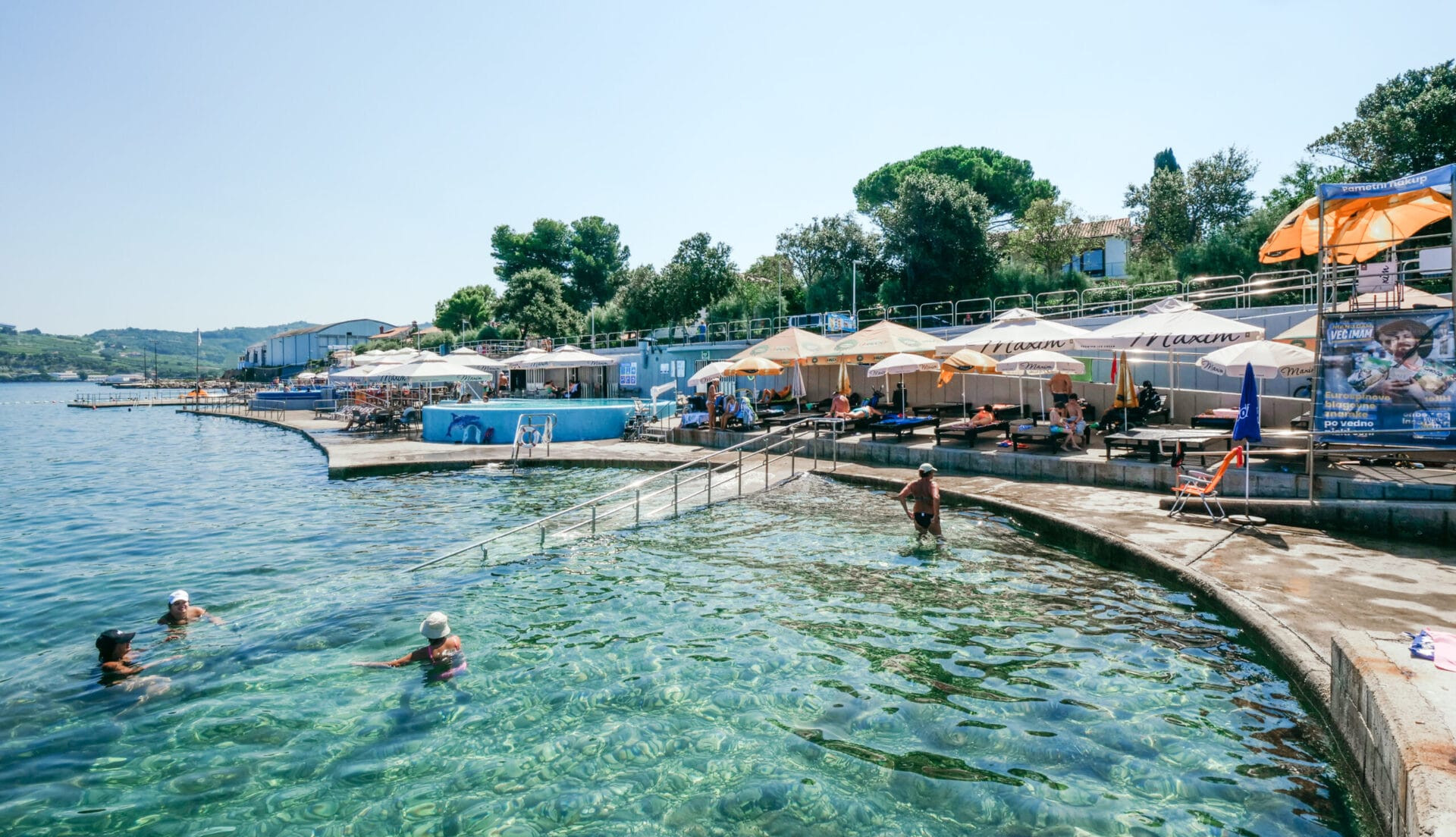 Dostopna plaža v Izoli ima klančino v morje z ograjo in zunanji bazen z dvigalom. Foto Floramare resort