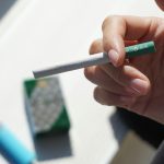 Črni trg cigaret v EU dosegel najvišjo raven v več kot desetletju, izgube so milijardne