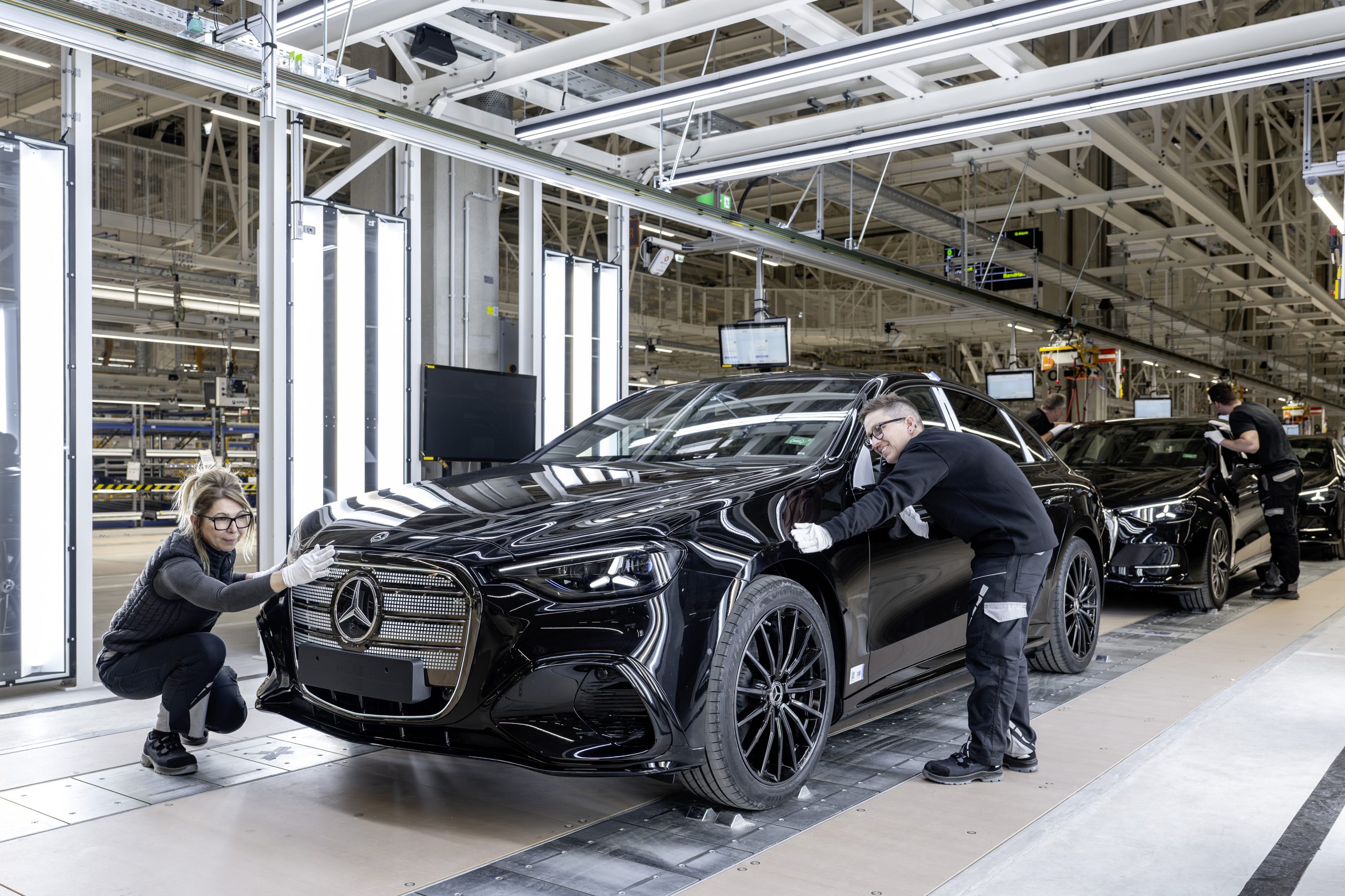 Mercedes-Benz erweitert das ungarische Werk Kecskemét und startet die Produktion der neuen elektrischen C-KlasseMercedes-Benz is expanding its Kecskemét plant in Hungary and starting production of the new electric C-Class
