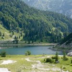 Največje slovensko visokogorsko jezero skriva osupljivo kuliso, a pot do njega ni le kratek sprehod
