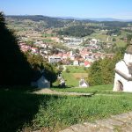 Le 550 metrov, a polna zgodb: izlet med baročnimi kapelami nad Šmarjem pri Jelšah
