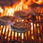 Skoraj vsi naredijo isto napako: zato burger izgubi sočnost in pravi okus