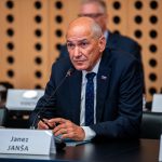 Požareport – Vojna napoved Janši: med Golobovo vlado na joysticku, zdaj se razglaša za desnega, da bi bil glavni na Popu