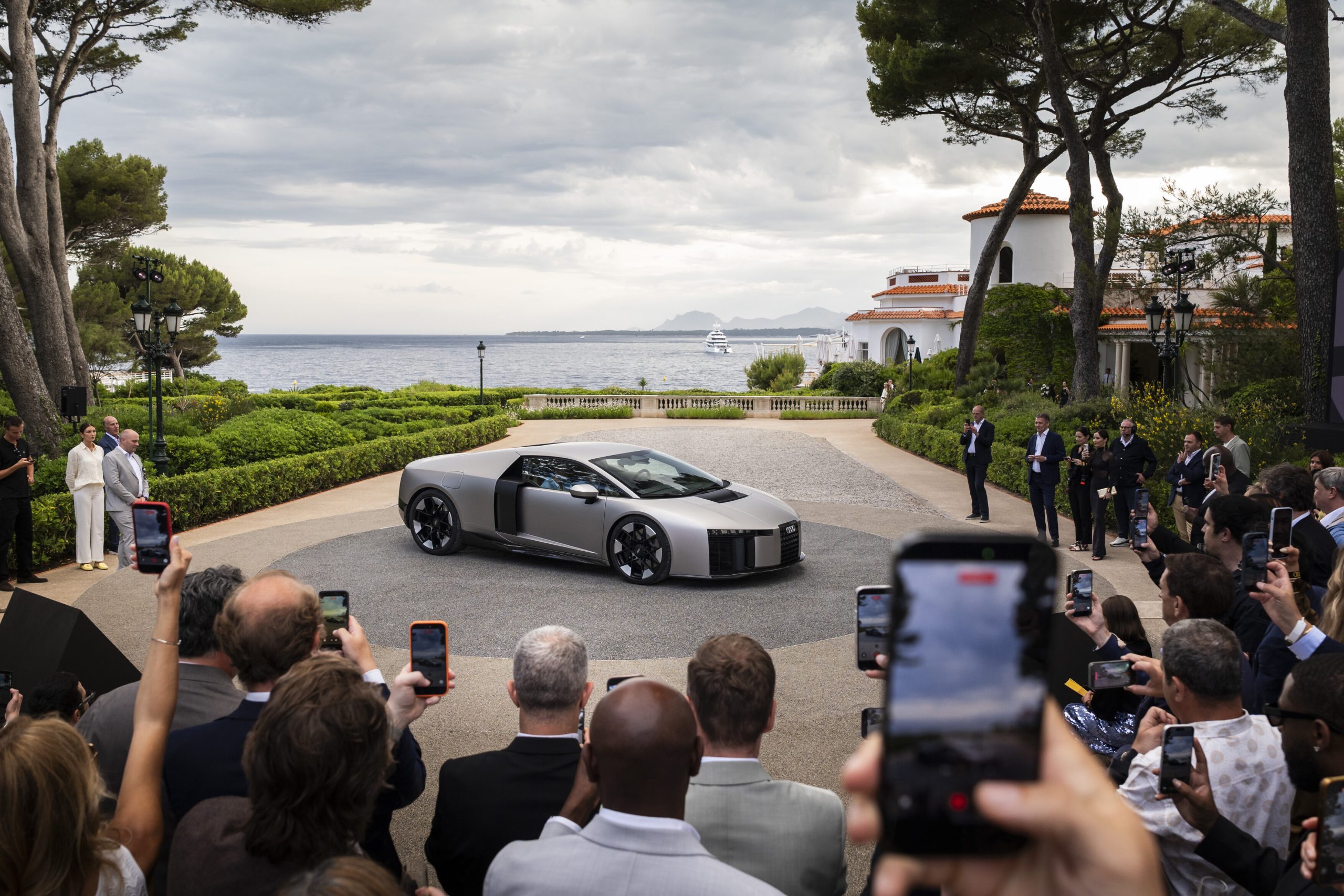 Audi presents its first supercar with a high-performance hybrid