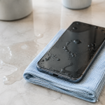 Vam je telefon padel v vodo? Pozabite na riž in naredite to