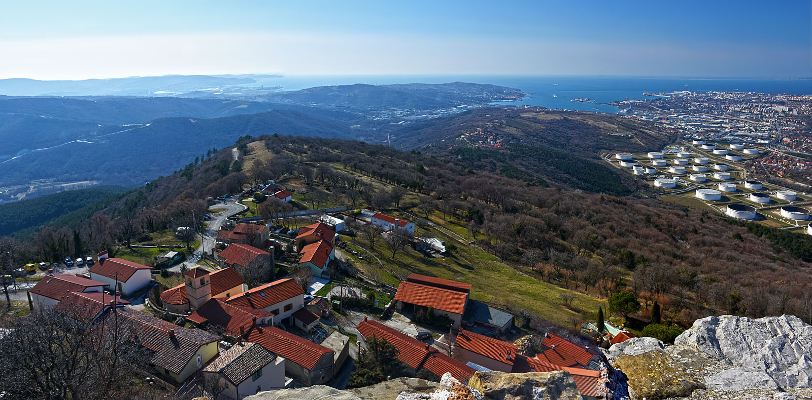 Socerb, pogled z gradu na vas in na Trst