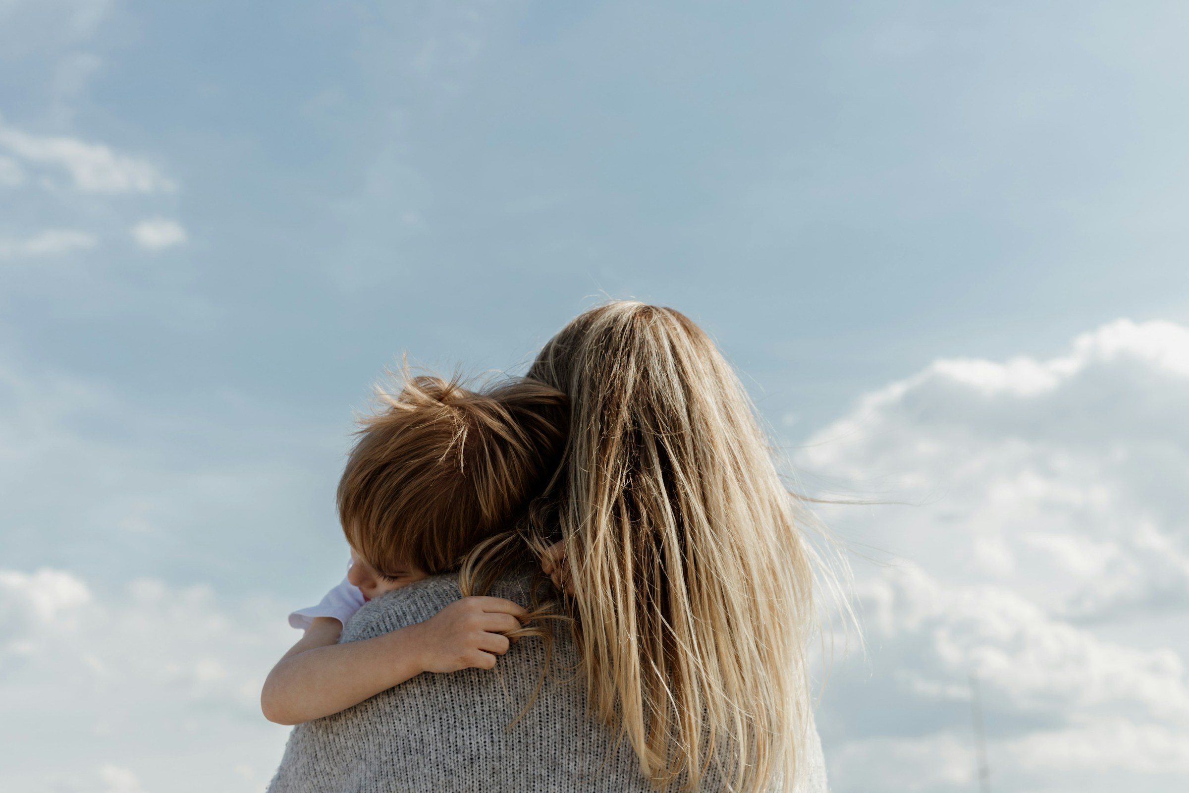 mama otrok bethany-beck-82NHIKIvKNc-unsplash