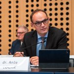 Požareport: Ker ni postal funkcionar ali direktor Lipice, propadli kralj burgerjev želi zamenjavo Logarja in rekonstrukcijo Janševe vlade