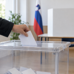 Delni izidi referendumov: Večina za ukinitev RTV-prispevka, novela o preiskavah za zdaj zavrnjena
