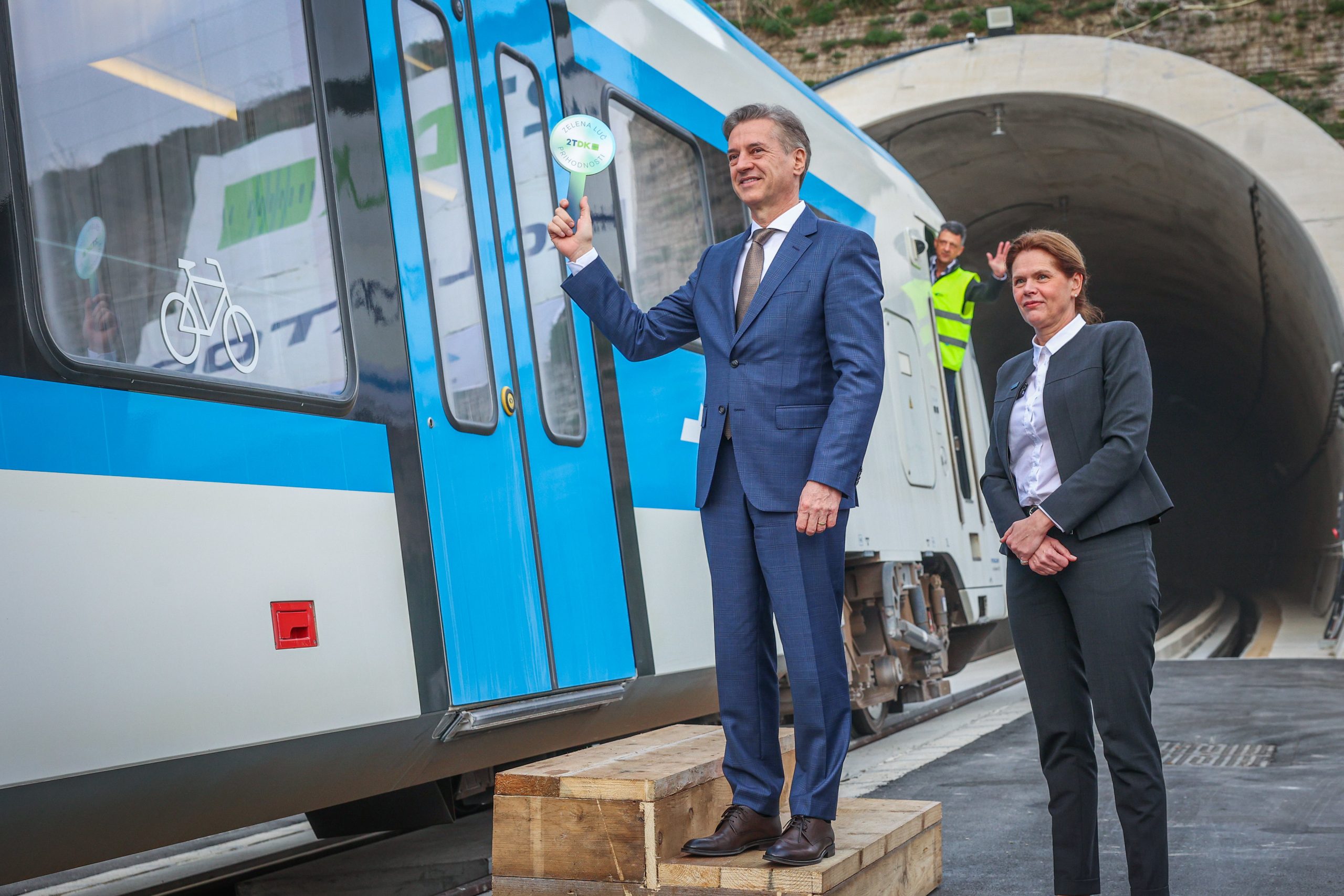 PV_drugi-tir-2_11032026 https://www.gov.si/novice/2026-03-11-premier-dr-golob-danes-pripovedujemo-zgodbo-o-moci-slovenskega-znanja-in-strokovnosti/